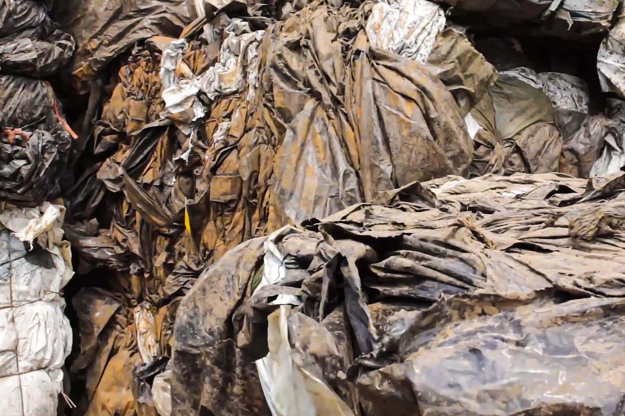 Geballte Agrarfolie vor der Zerkleinerung im Recyclingprozess