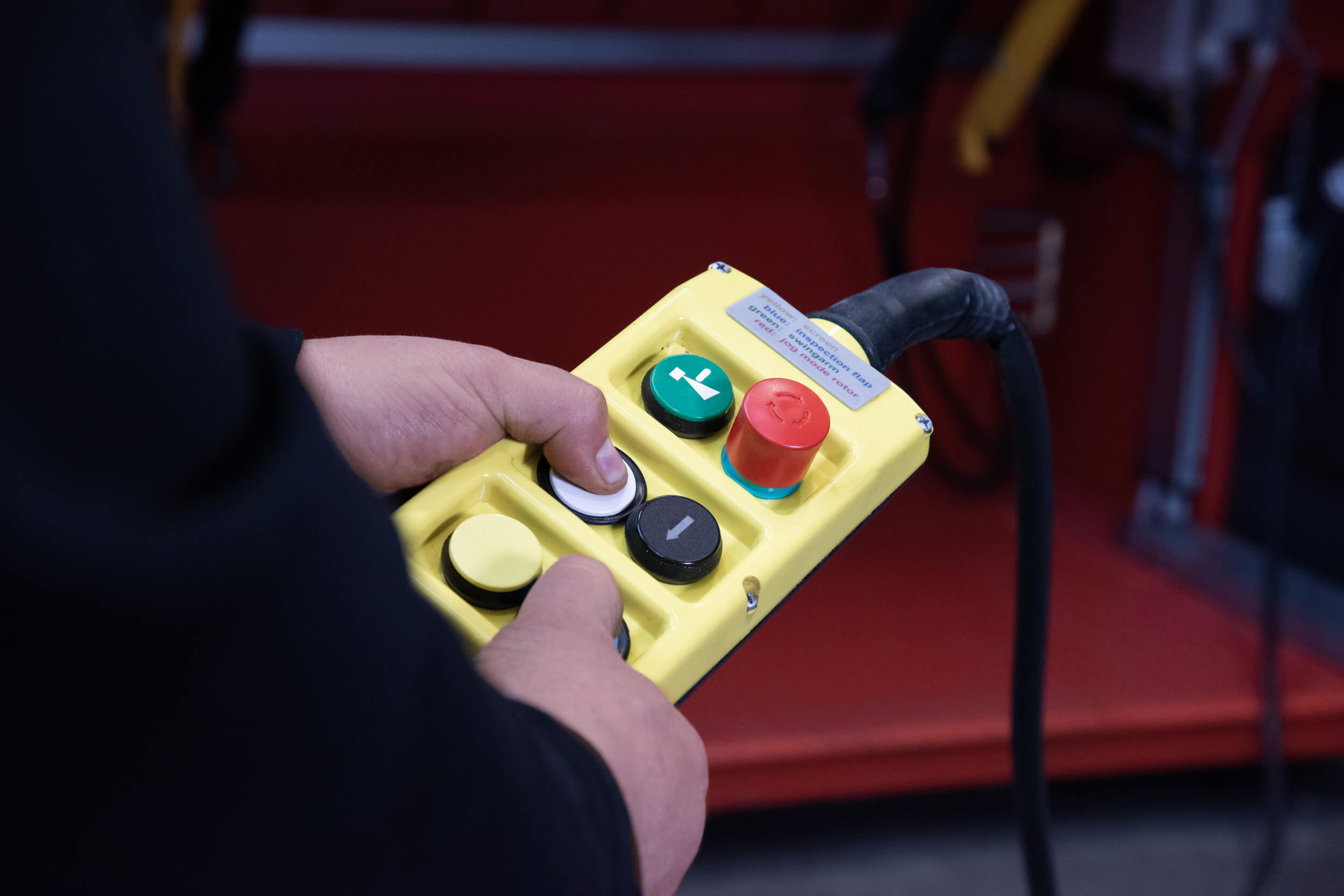 The M8.28 can be operated with a 6-channel remote control