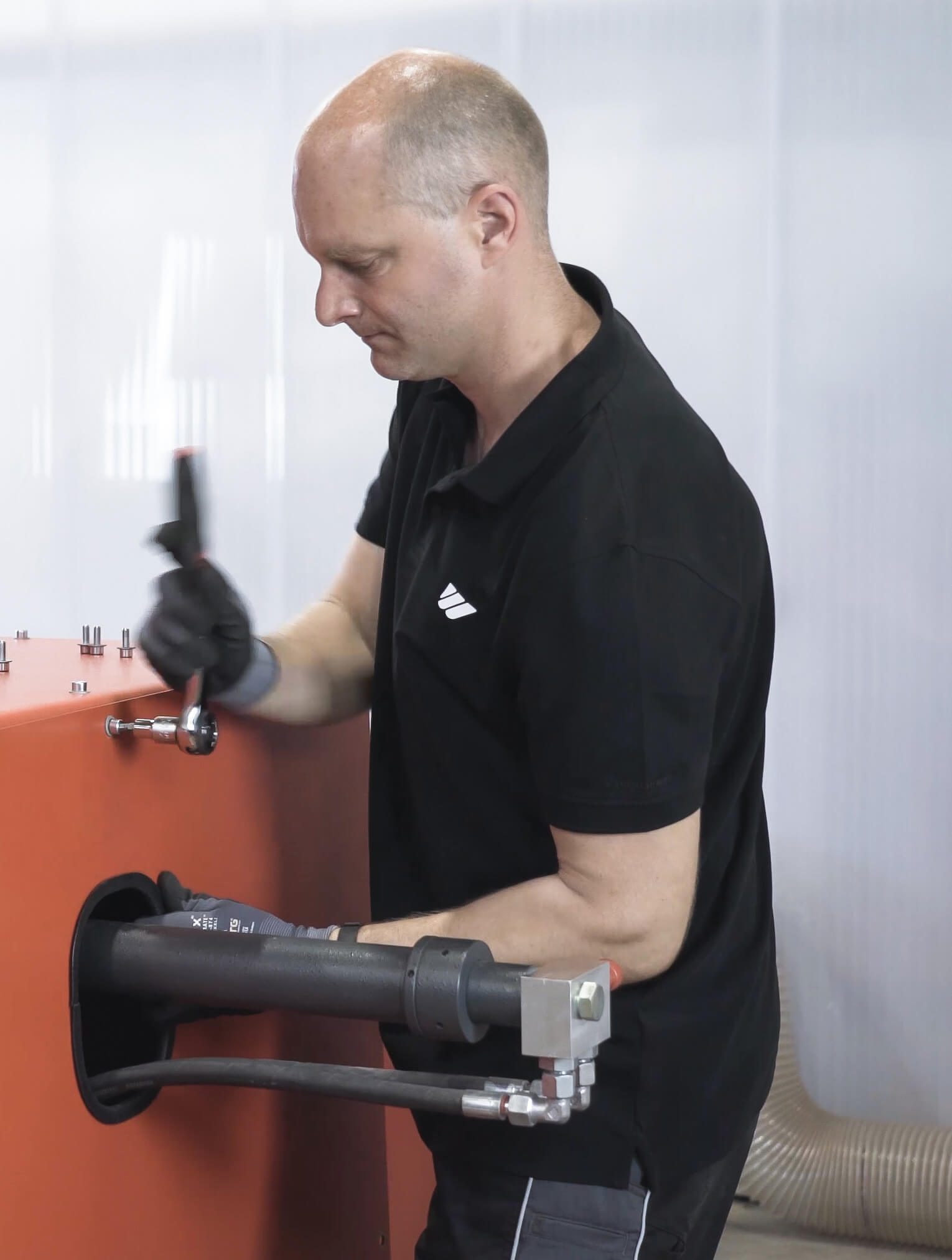 WEIMA Service Techniker führt Wartung an WEIMA Shredder durch