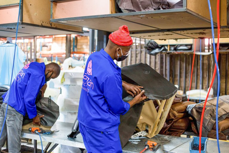 Calgan Recliners Mitarbeiter Möbelbau SItzmöbel Produktion