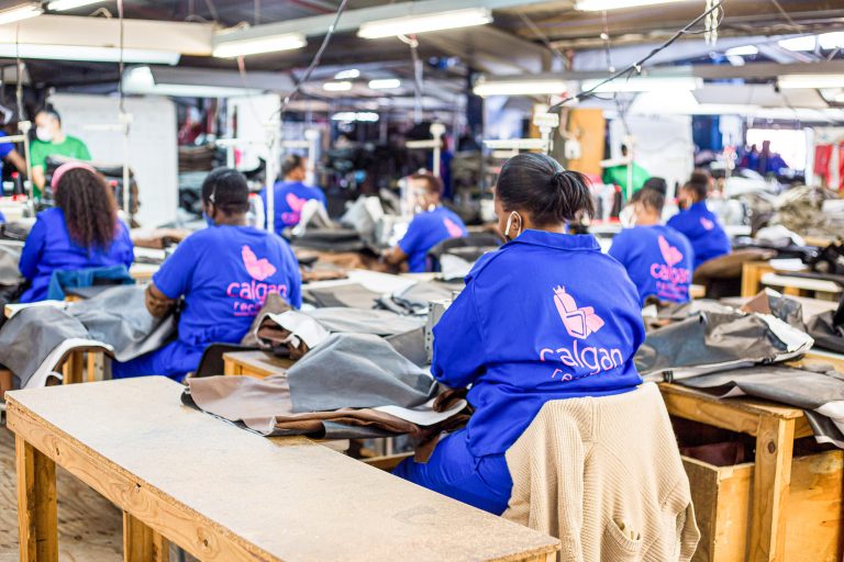 Mitarbeiterinnen nähen und polstern bei Cagan Recycliners in Südafrika