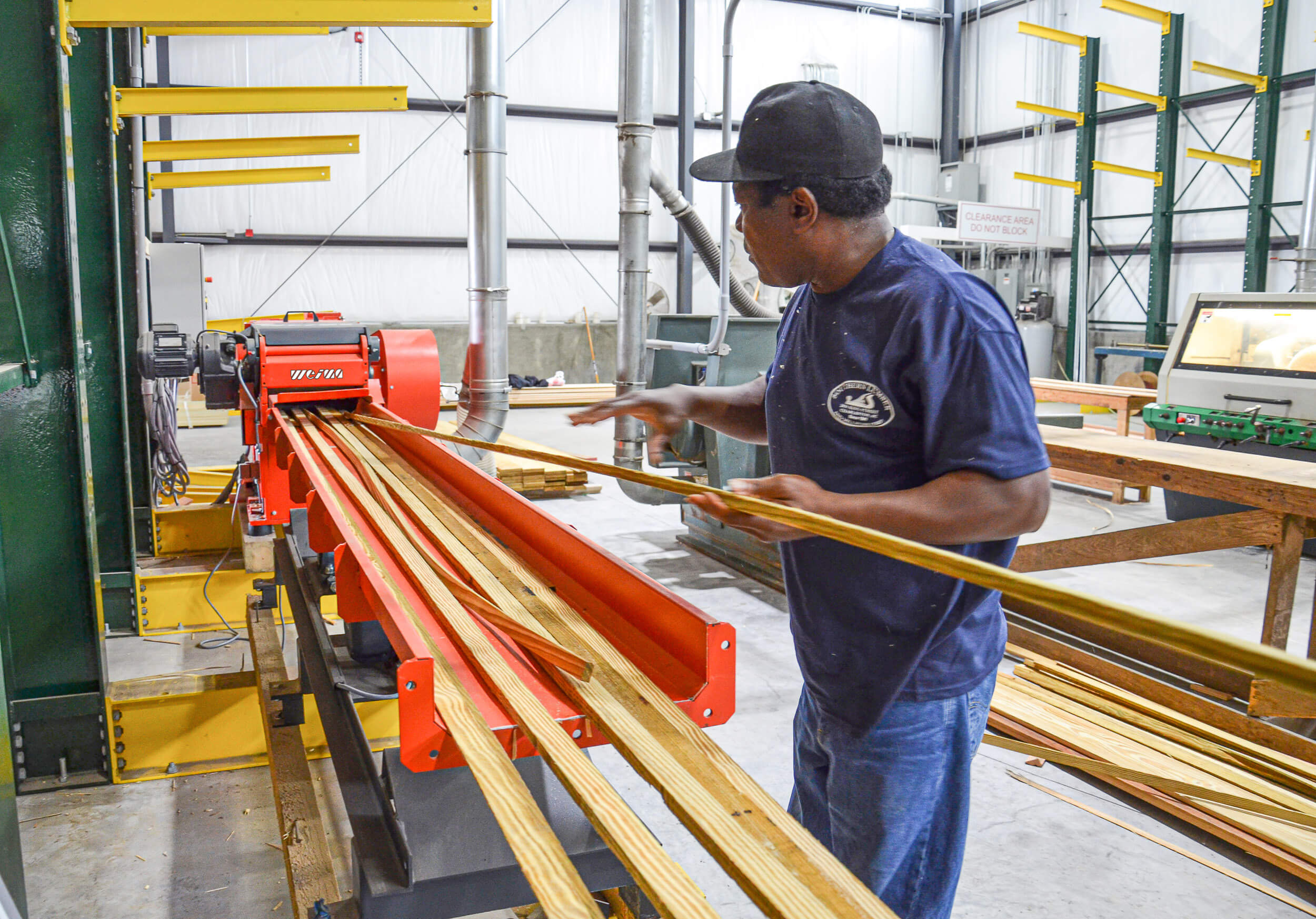 EIn Mitarbeiter legt Material nach in den Einschub eines Tiger 400 S