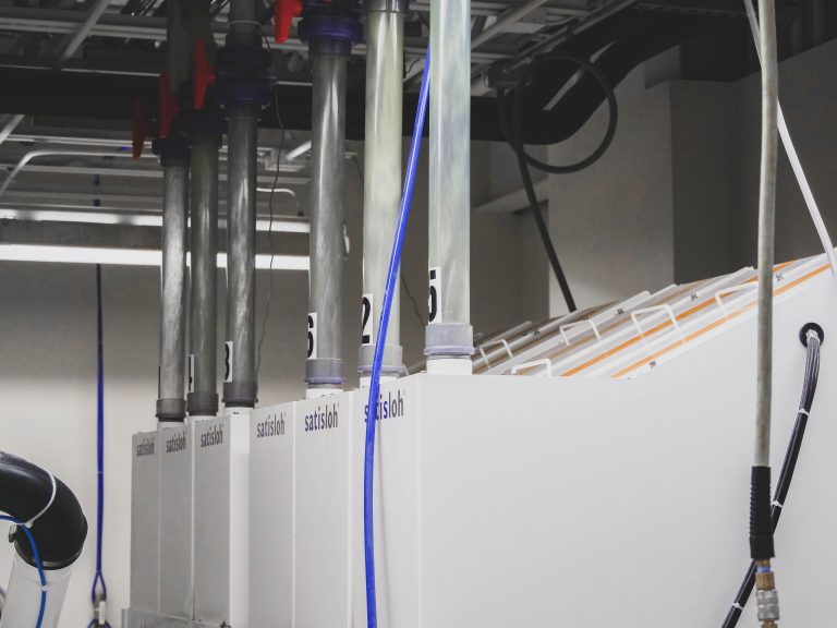 Die geschredderten Materialien können ohne Staubentwicklung direkt in verschiedene Container geleitet werden