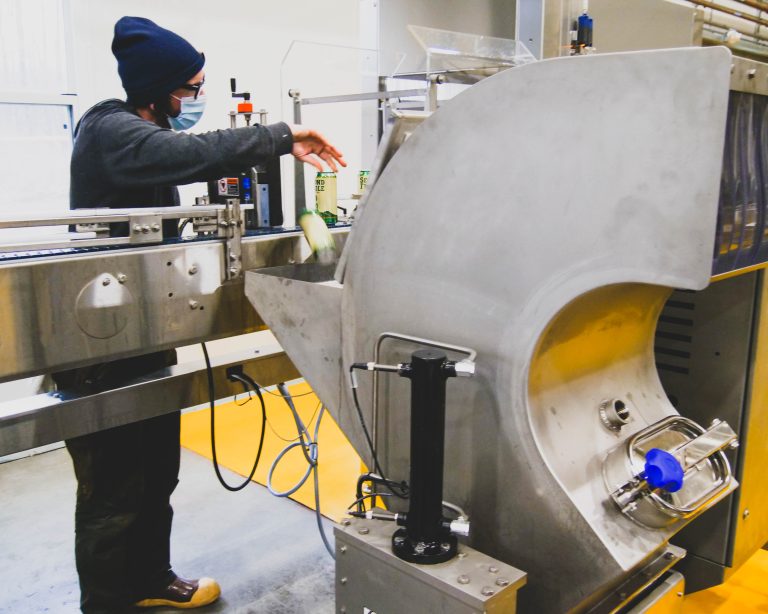 Rejected beer cans are pushed into the hopper of the PUEHLER E.200 drainage press automatically