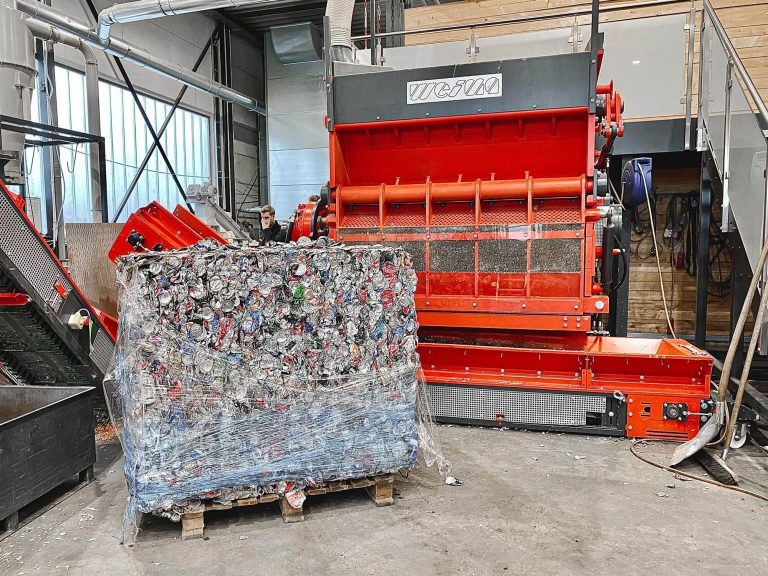 Testmaterial Aluminiumdosen vor WEIMA Shredder im Technikum WEIMA Ilsfeld
