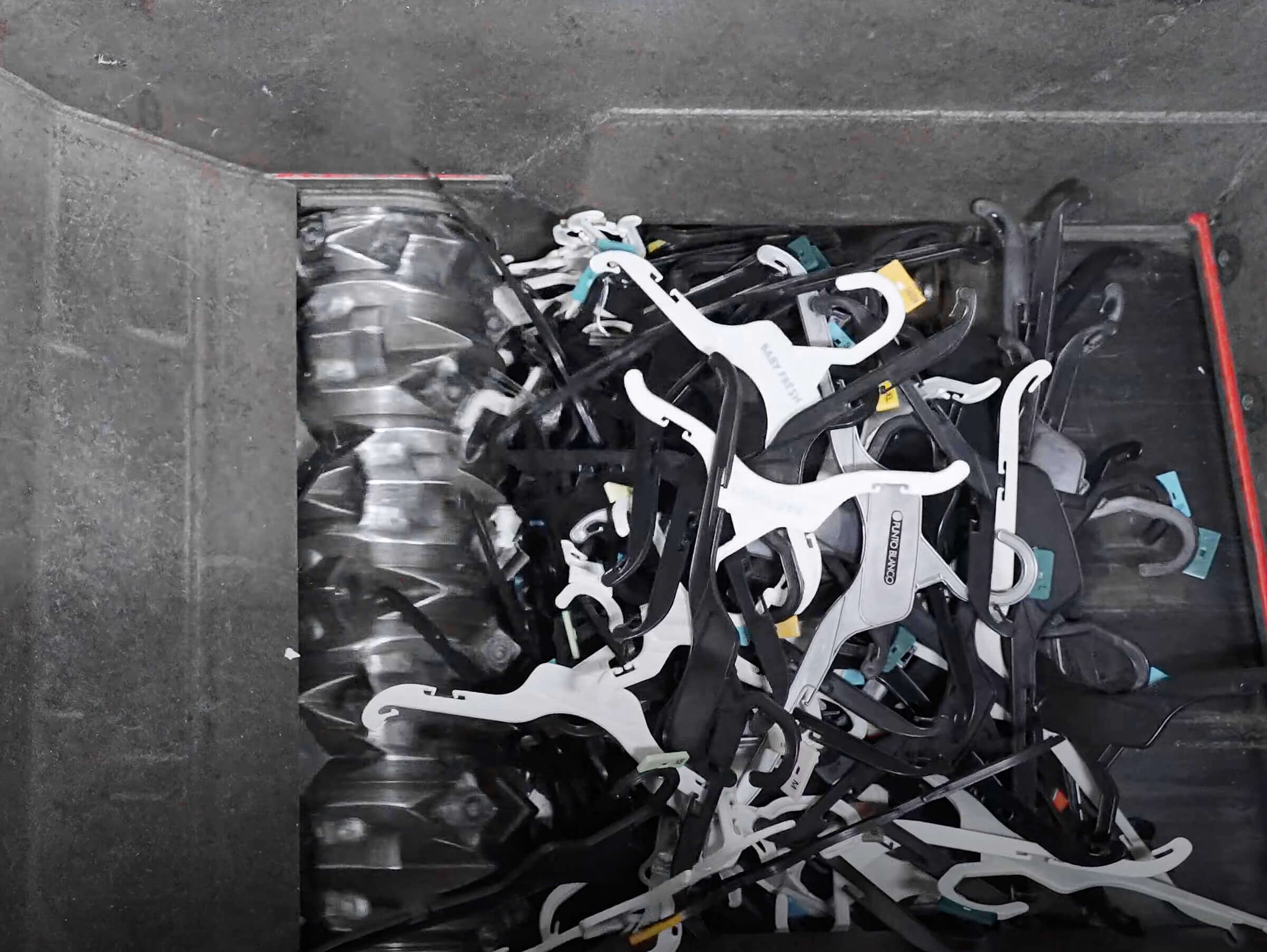 Drehender Rotor shreddert defekte Kleiderbügel für das anschließende Recycling