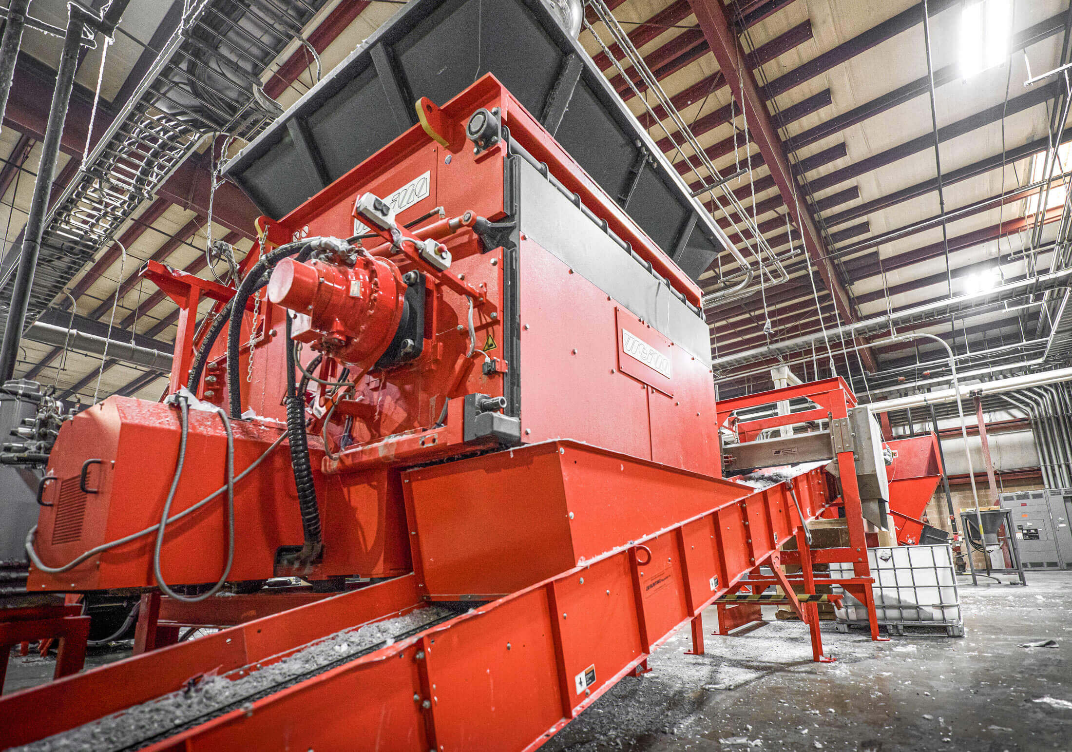 Orange-roter WEIMA Shredder mit Austragsförderband