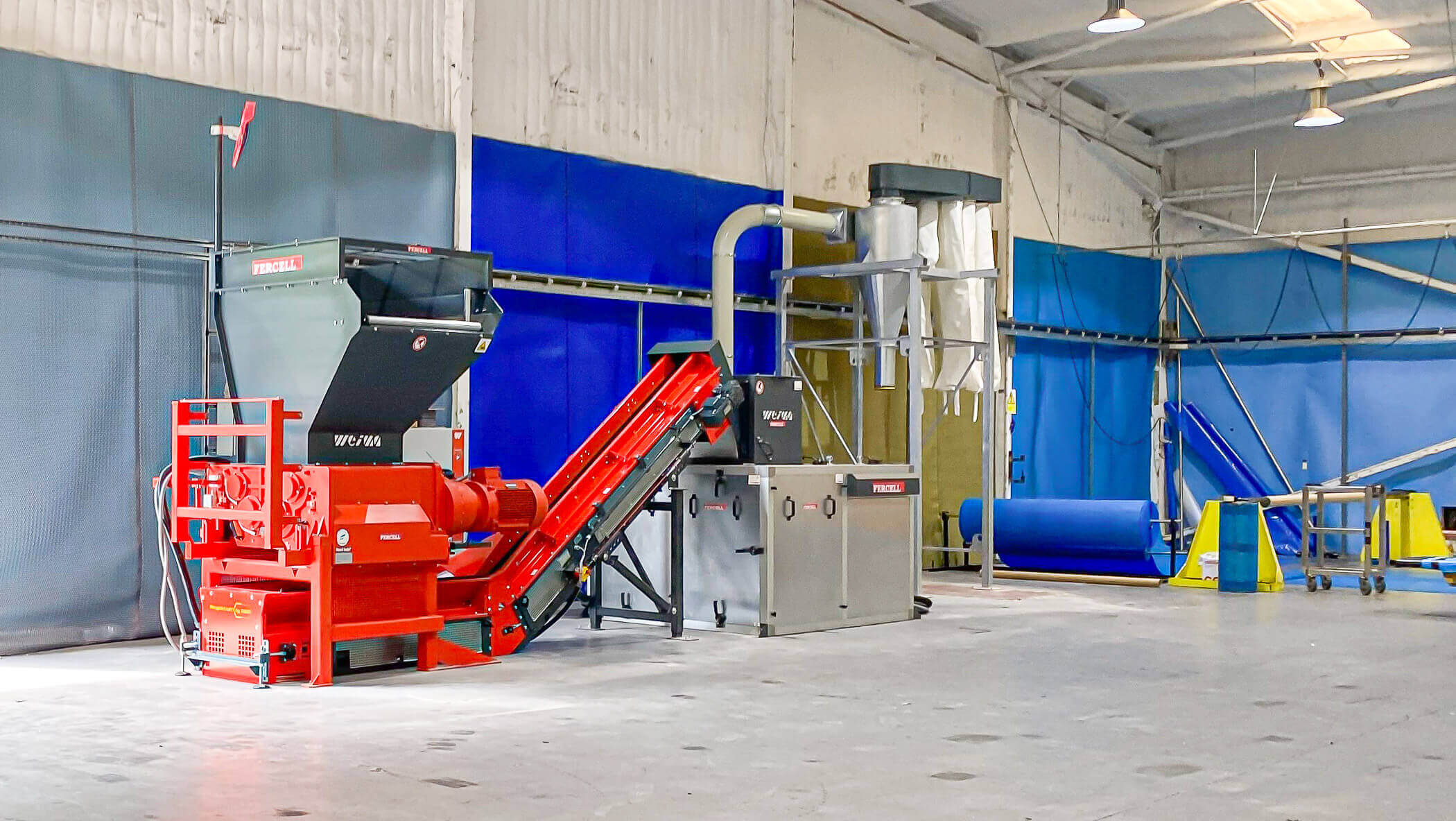 Blick auf WEIMA Shredder und Schneidmühle in Halle bei Plastipack mit Fördertechnik und Abfall Folien