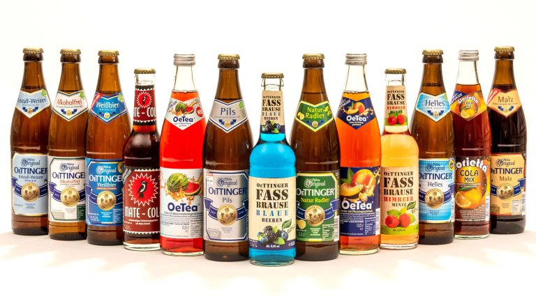 Gefüllte Glasflaschen von der Brauerei OeTTINGER