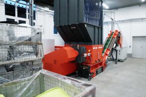 Produktionshalle mit Produktionsausschuss und dem WEIMA Einwellen-Zerkleinerer