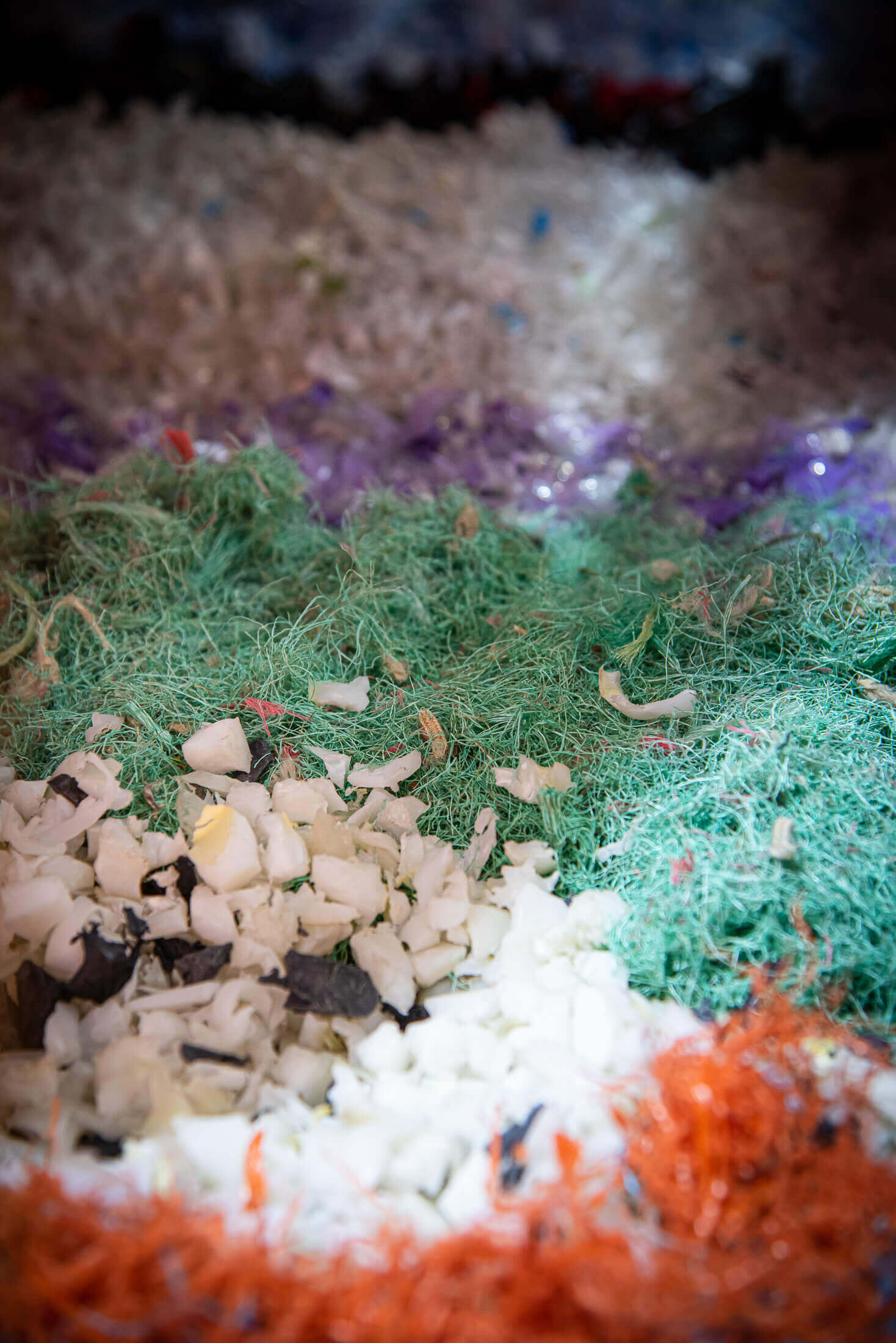 Zerkleinerte bunte Fasern, Folien, Brocken aus Plastik