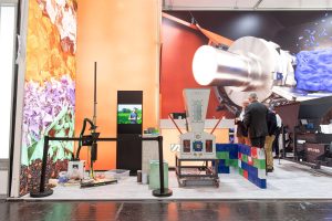 Precious Plastic Spritzgussmaschine und Shredder Pro nebeneinander auf dem WEIMA K 2022 Messestand