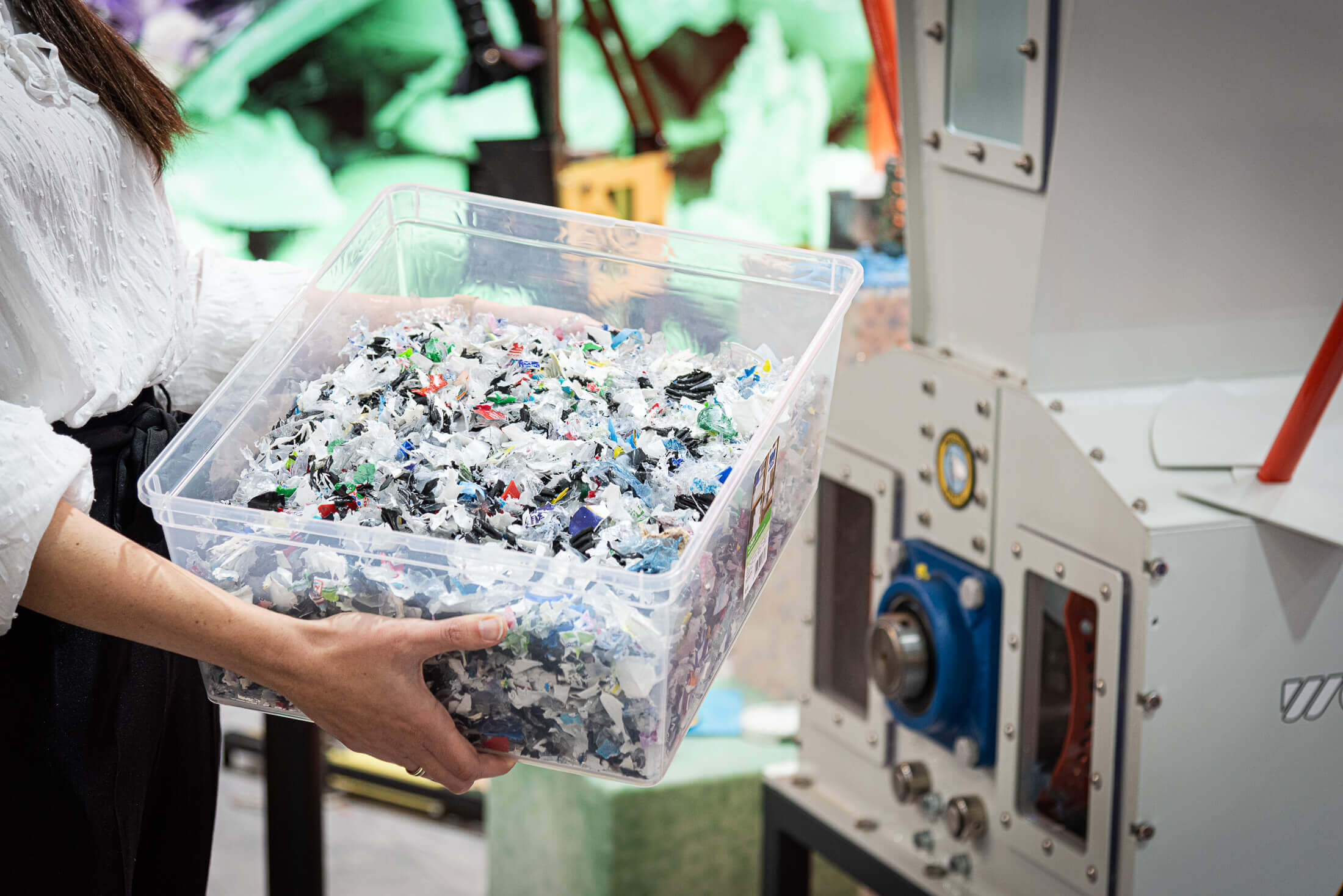 kunststoff flakes aus dem shredder pro in einer kiste