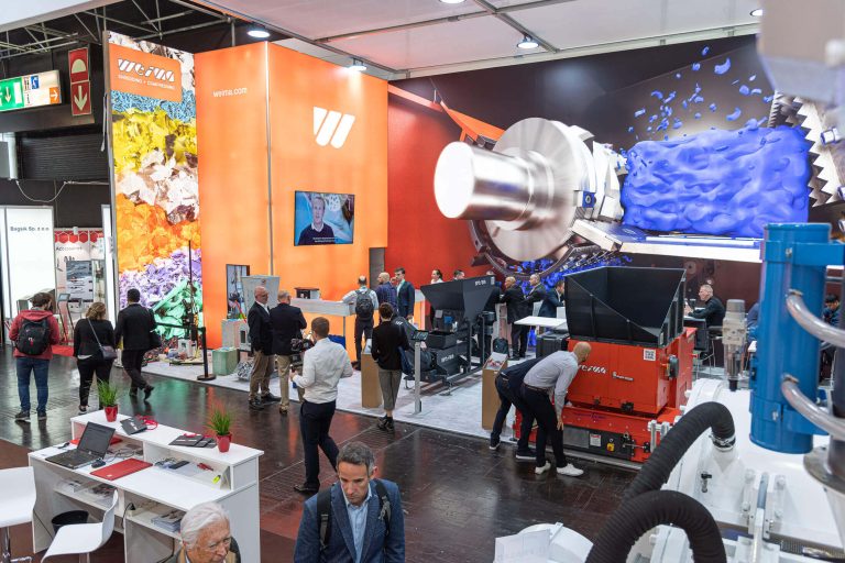 Messestand von WEIMA mit Besuchenden und Shredder Maschinen