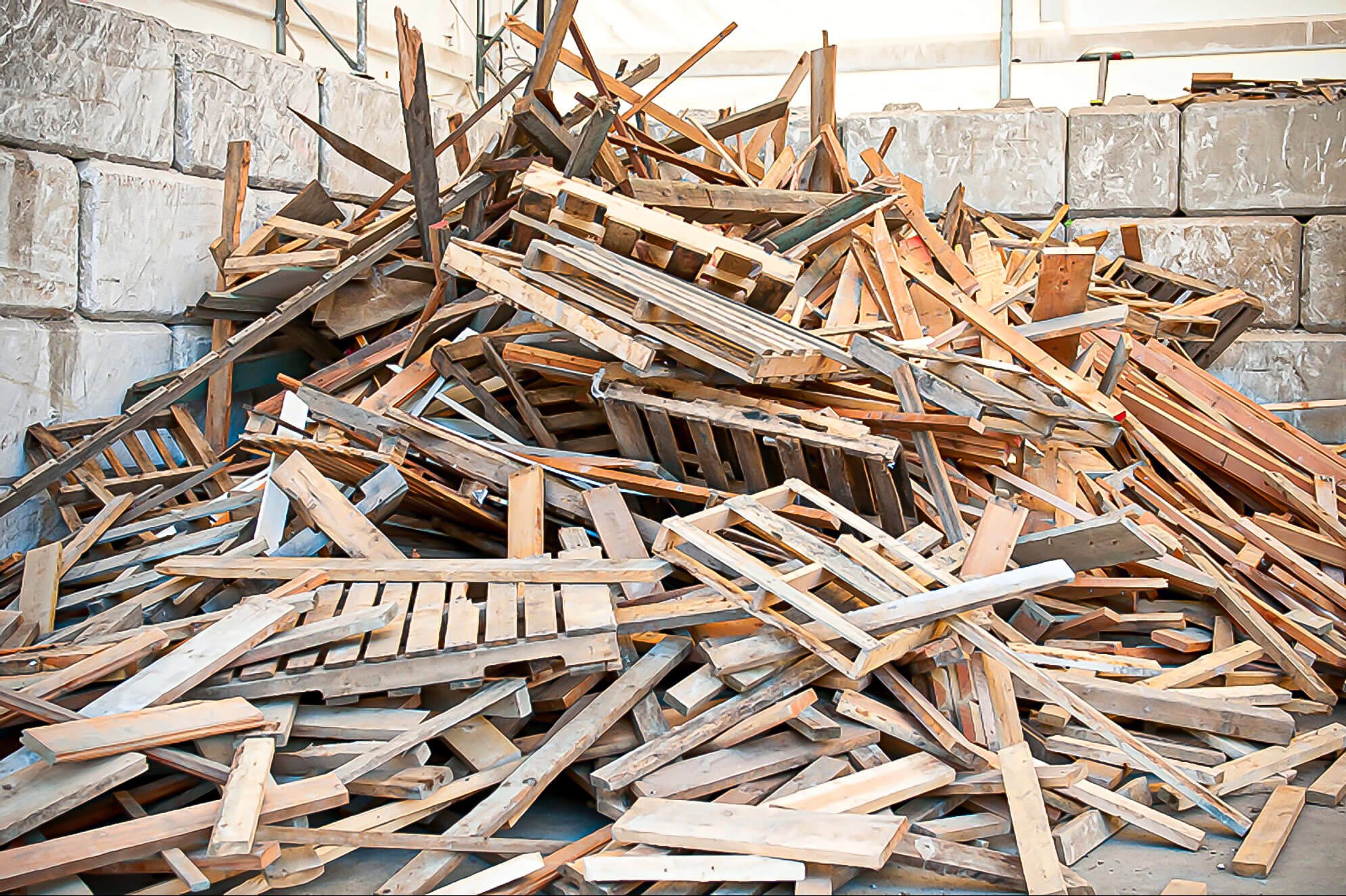 Holz Haufen aus Paletten und Holz Möbeln Altholz