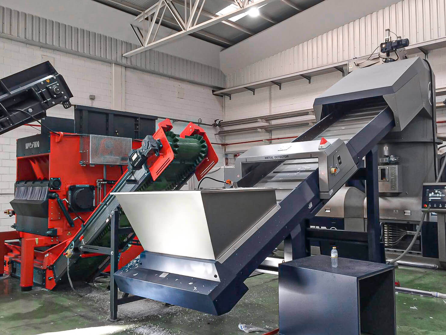weima shredder conveyor belt feeds erema extrusion machine