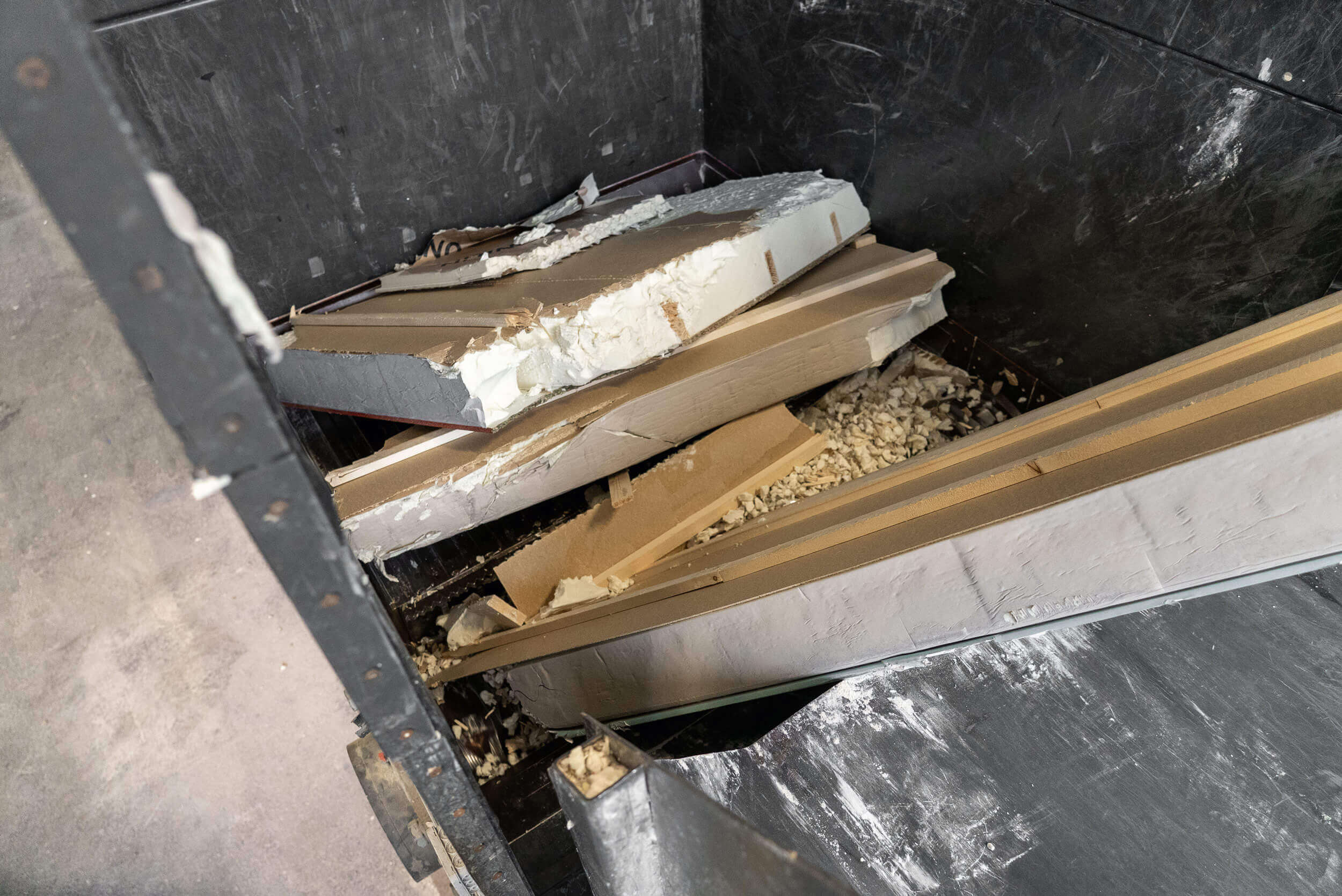 View into the cutting chamber of the WEIMA WLK 1500 shredder during the shredding of PU insulation elements