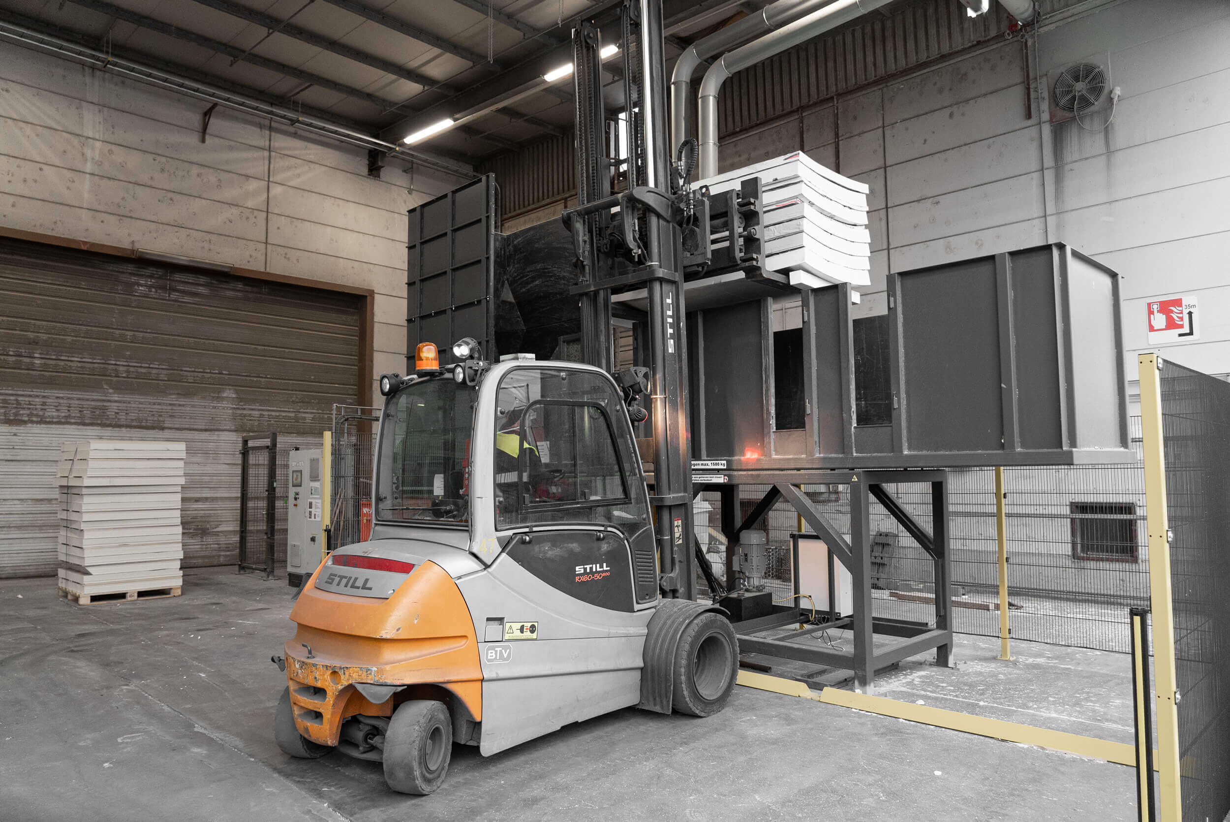 Gabelstapler führt Dämmplatten Abfälle dem WEIMA WLK 1500 Shredder zu