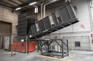 Tilting table of the WEIMA WLK 1500 at UNILIN is raised hydraulically