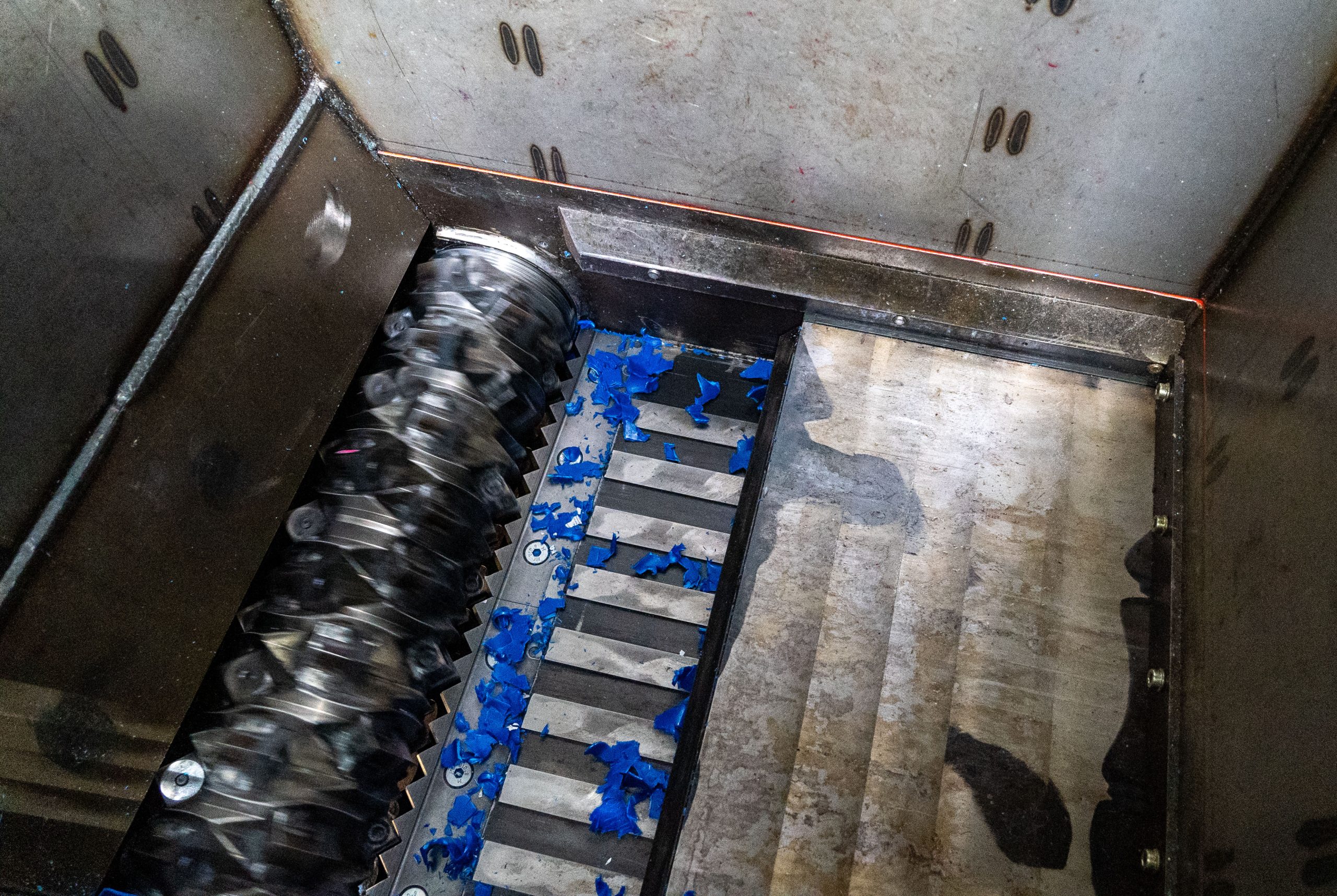 Blick in den Schneidraum des WEIMA Shredders mit Resten von PP Behältern