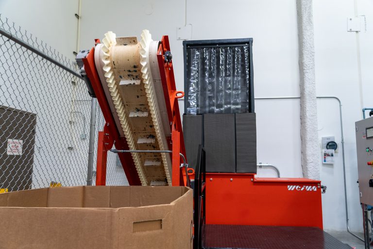 WEIMA WLK 6 Shredder mit Austragsförderband bei doTERRA, davor ein Oktabin