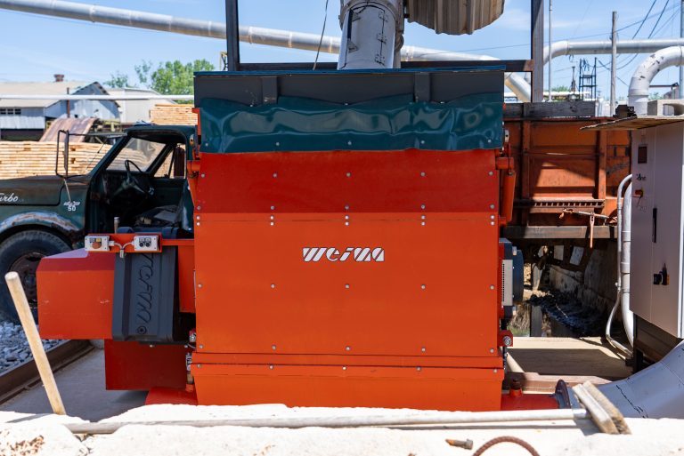 Die Maschine von WEIMA steht gut geschützt auf dem Außengelände von Grayson Lumber.