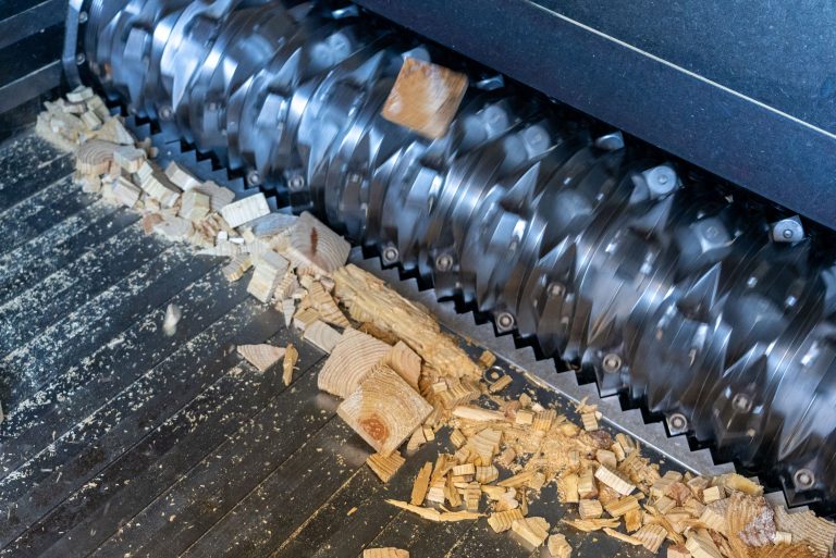 Der Rotor einer WEIMA-Maschine zerkleinert Restholz.