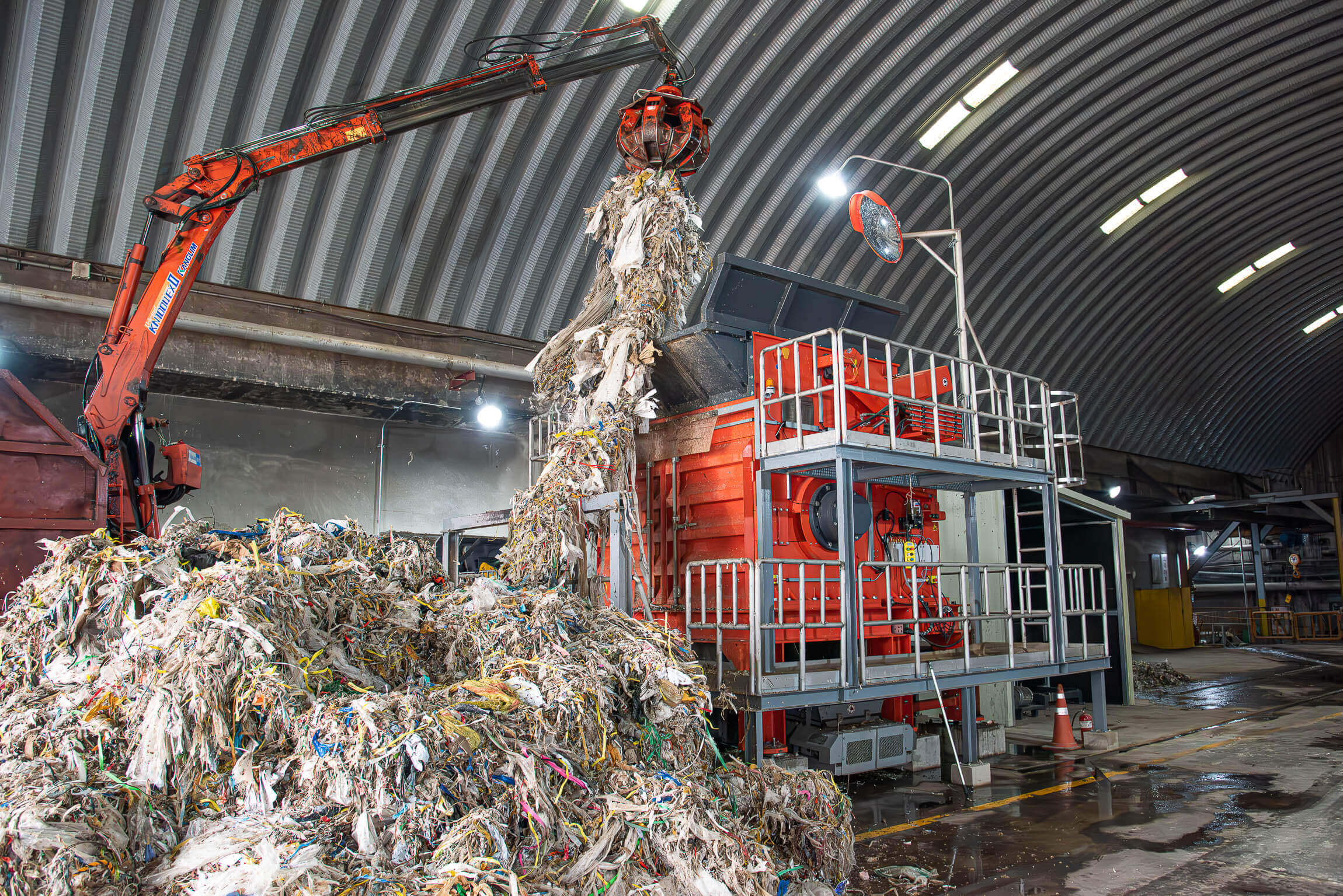 WEIMA PreCut 2500 shreds pulper ropes from paper recycling, crane loads hopper