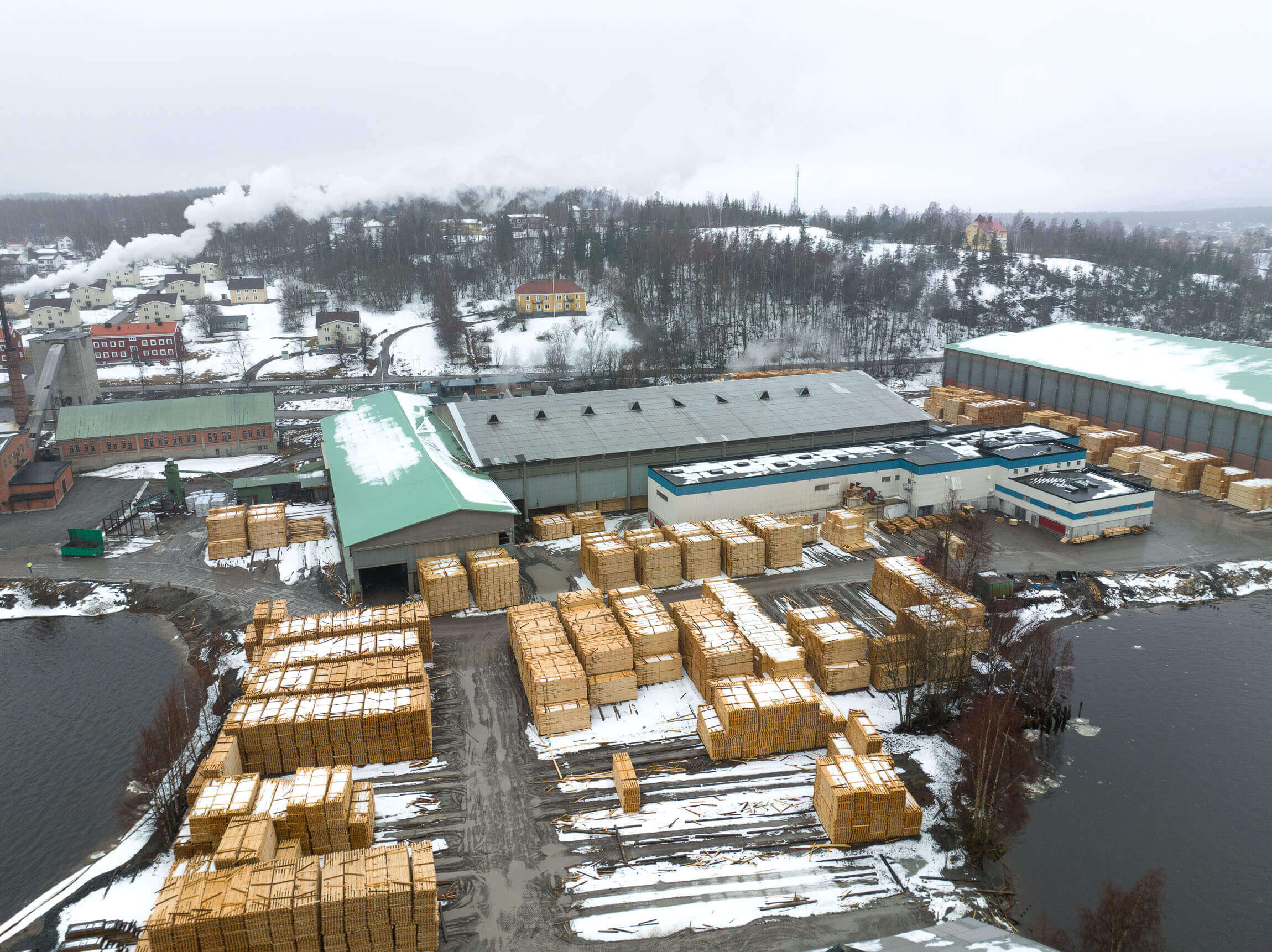 Das Sägewerk Högland Såg & Hyvleri im Nordosten von Schweden. Das fertige Schnittholz liegt zum Abtransport bereit.