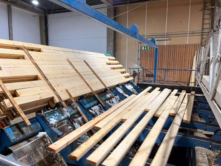 Unequal sawn timber is transported via a system.