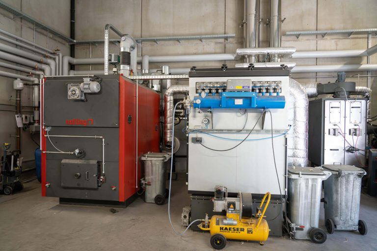 On the left side the Nolting boiler "LCS-RU 400/450", on the right side