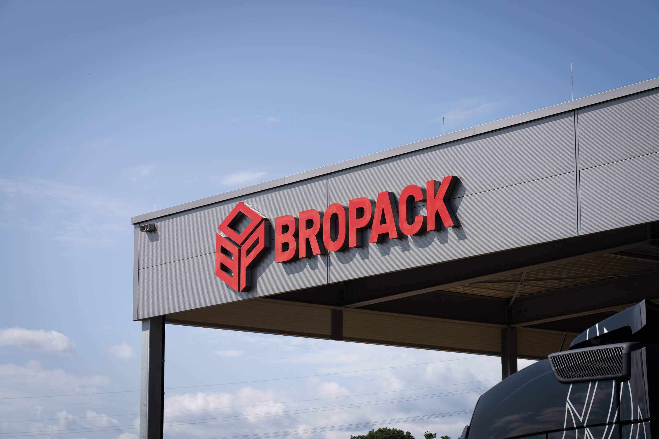 Das Logo und ein Teil des Gebäudes der Bropack Bronner Packmittel GmbH.