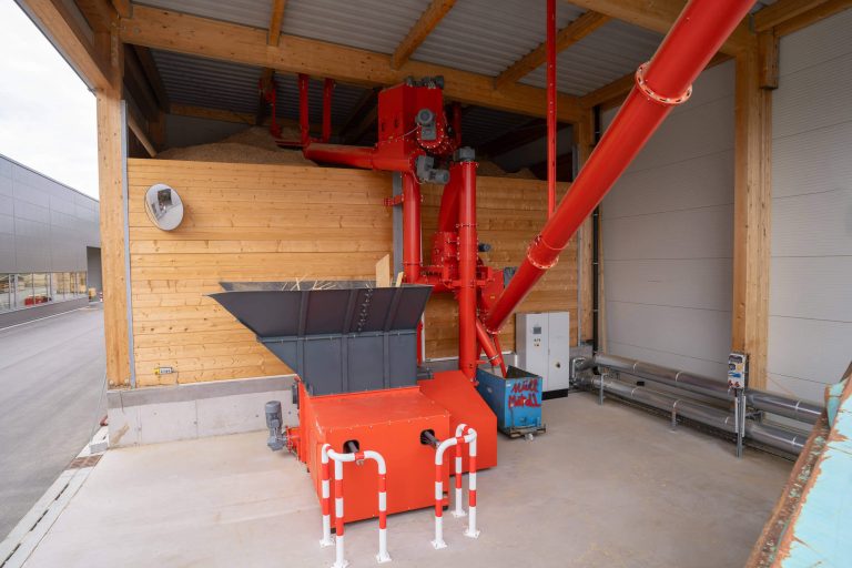 View from above of the WLK 1500 single-shaft shredder from WEIMA. Next to it, the transport system consisting of screw conveyors and spirals.