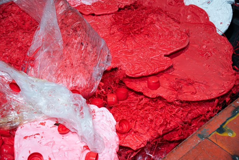 Plattgedrückte rote Anfahrklumpen auf einem Haufen