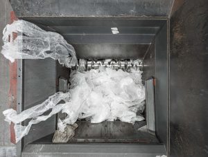 Blick in den Schneideraum eines WEIMA Kunststoff Shredders, der mit einem Rotor transparente LDPE-Folie shreddert