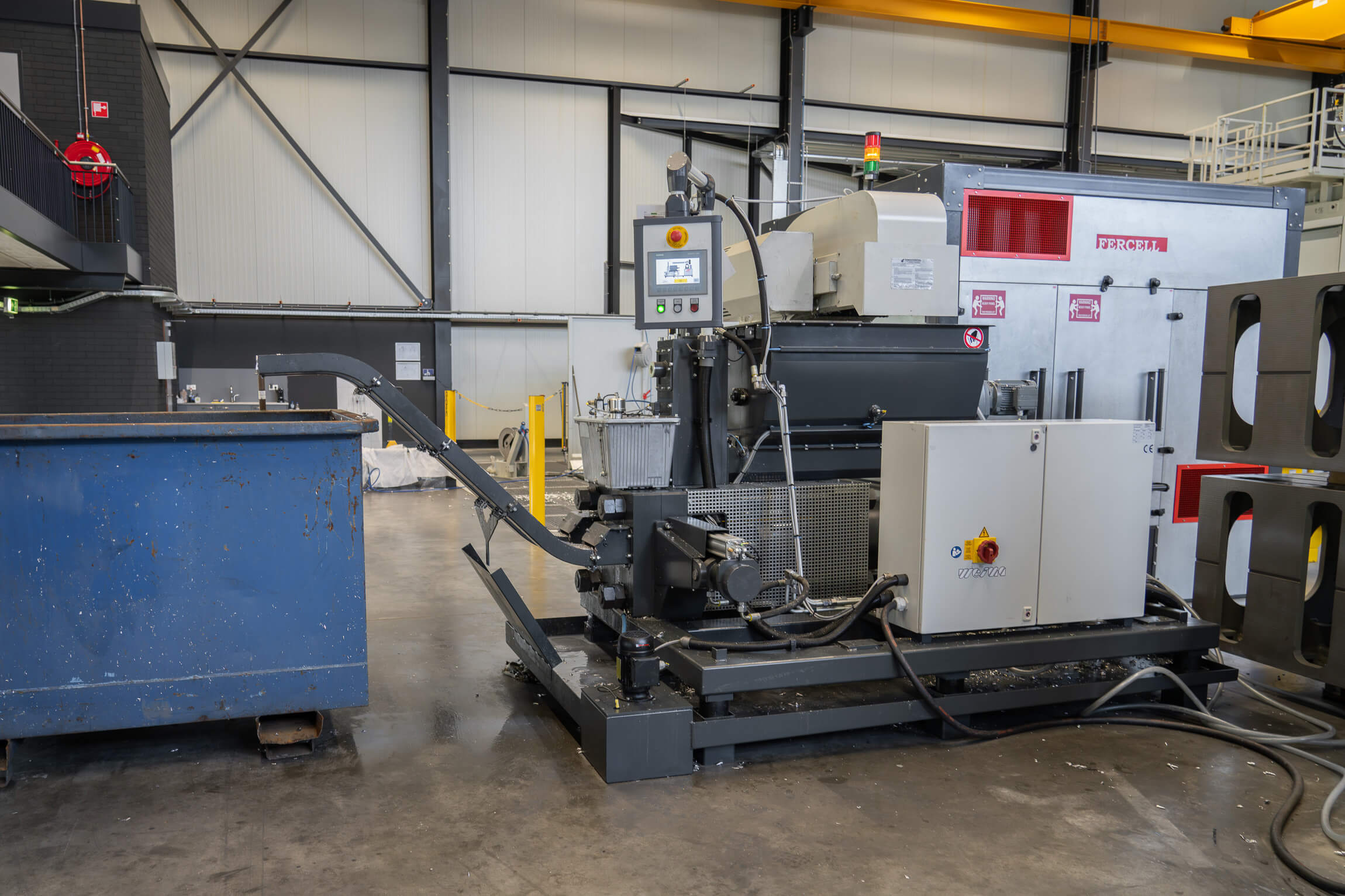 The WEIMA TH 1500 press is located in an industrial hall