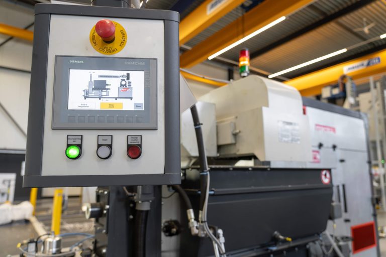 In the foreground the control panel of the WEIMA TH 1500, in the background the TH 1500