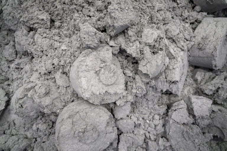 Ein Berg voll trockenem Schleifschlamm zum Teil in gepresster Form