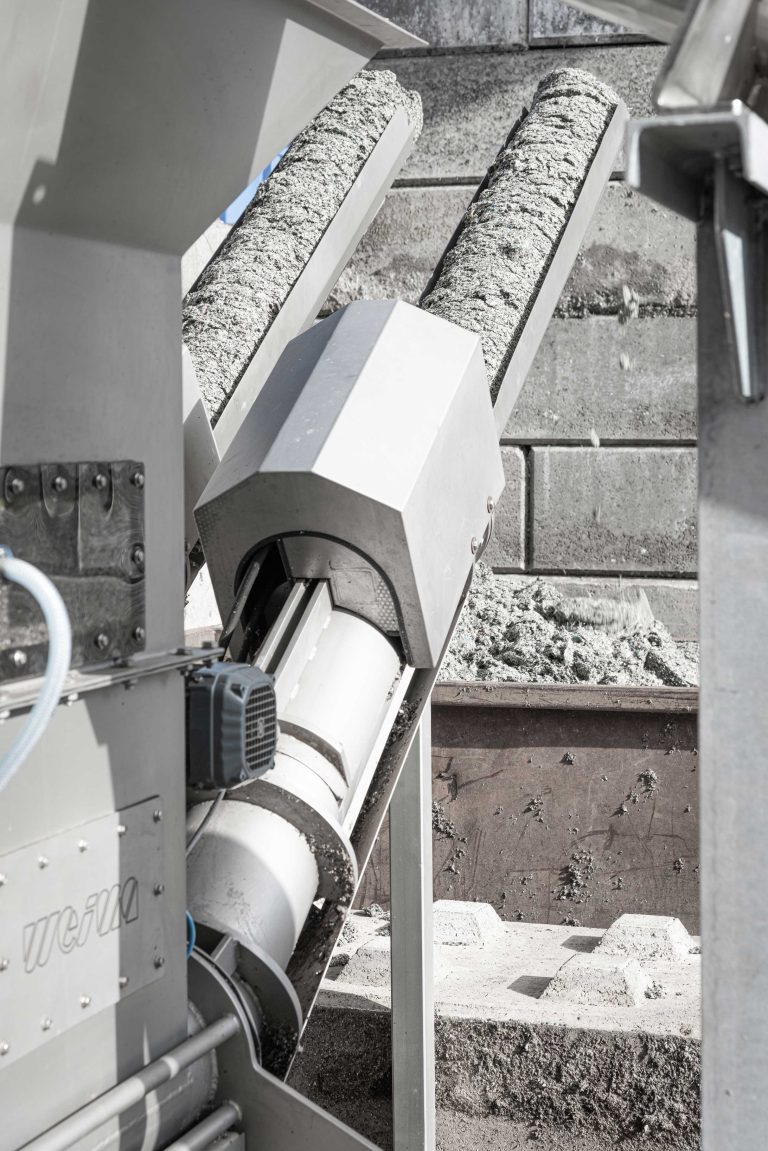 Eine WEIMA Presse mit entwässerten Presslingen aus Kunststoff Waschanlagen Rejekten