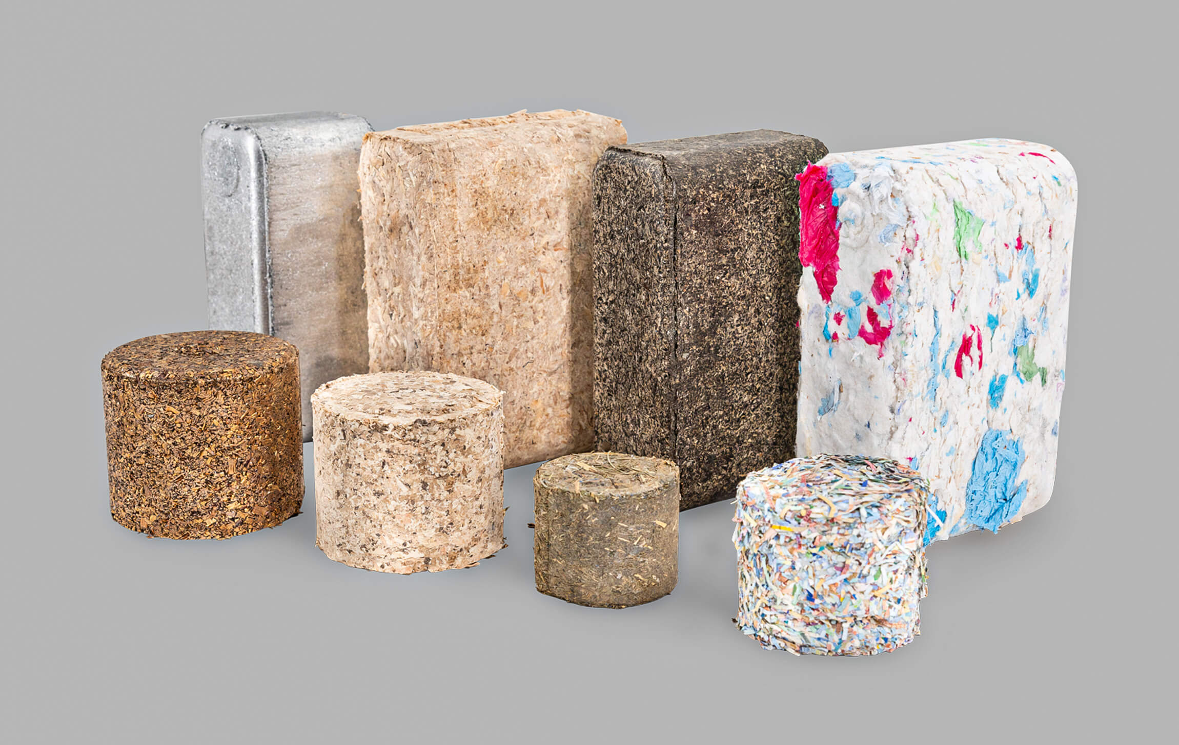 Briketts aus Holz, Papier, Metall und Biomasse