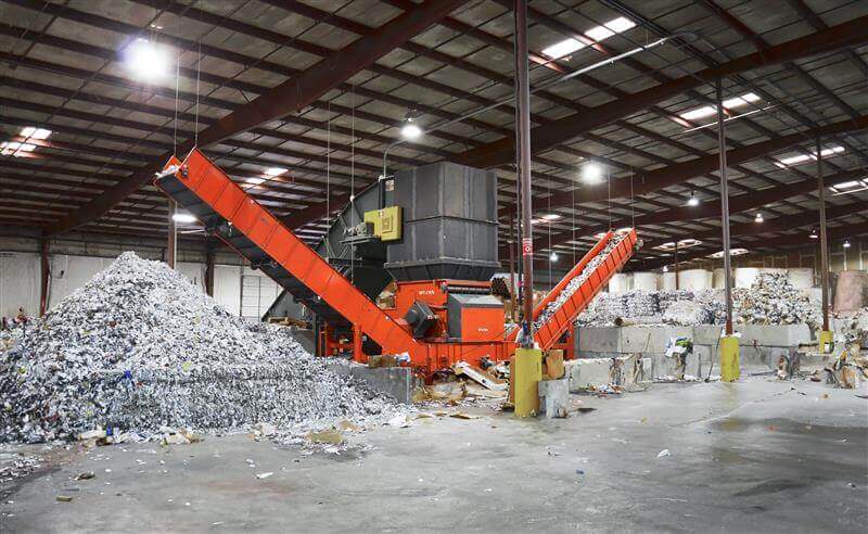 Orangefarbener WEIMA Papierschredder mit zwei Austragsförderbändern