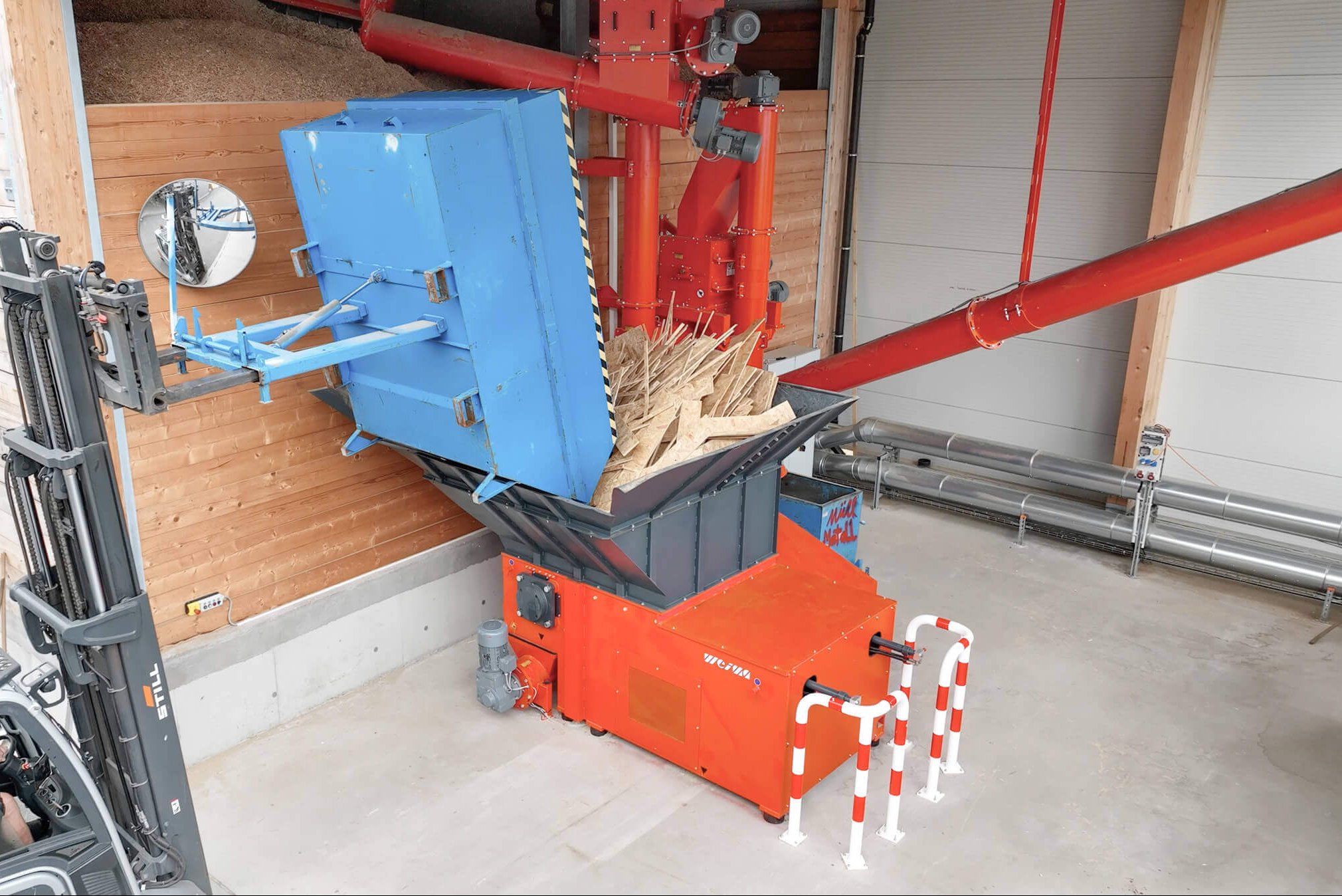 Mit Holzabfällen befüllter WEIMA Shredder