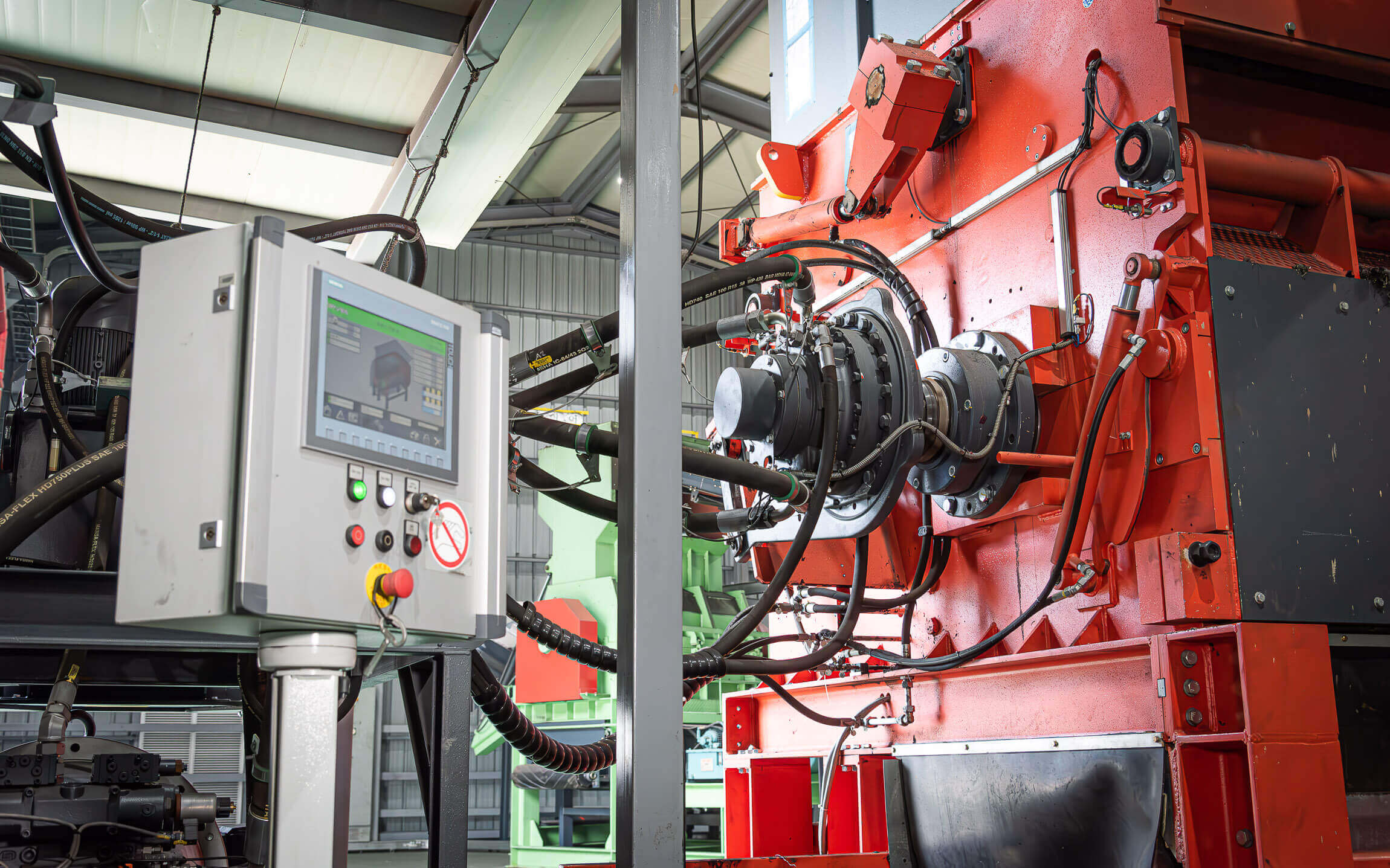 WEIMA Abfallschredder mit kraftvollem Hydraulikantrieb, daneben ein Bedienpanel