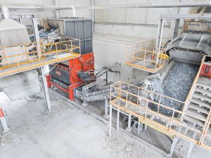WEIMA FineCut Abfallshredder mit Hydraulikantrieb mit Förderbänder, die zerkleinerten Abfall transportieren