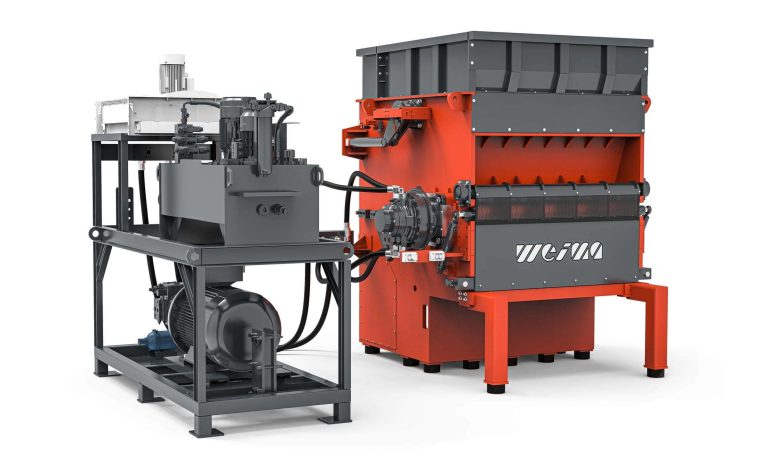 Power Pack eines Hydraulikantriebs von Hägglunds neben orangenem WEIMA Shredder