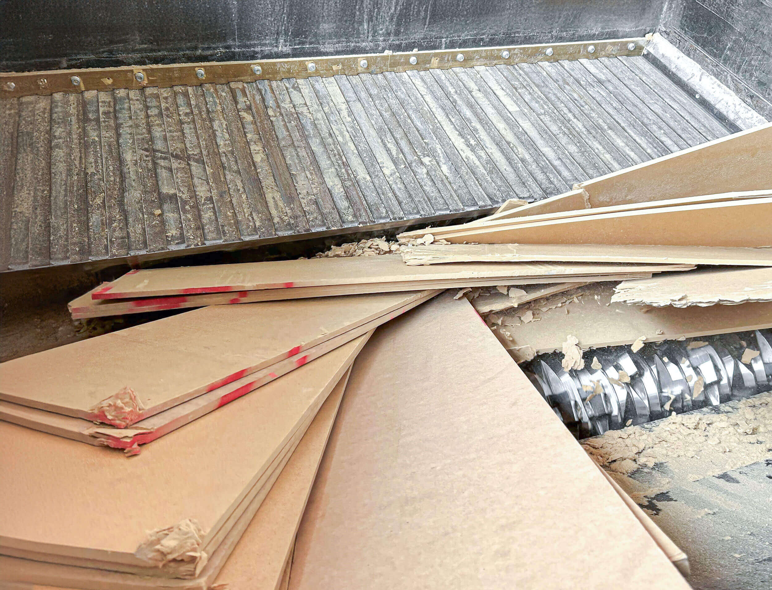Blick auf den Rotor des WEIMA WLK 2000 bei der Zerkleinerung von Holzplatten MDF