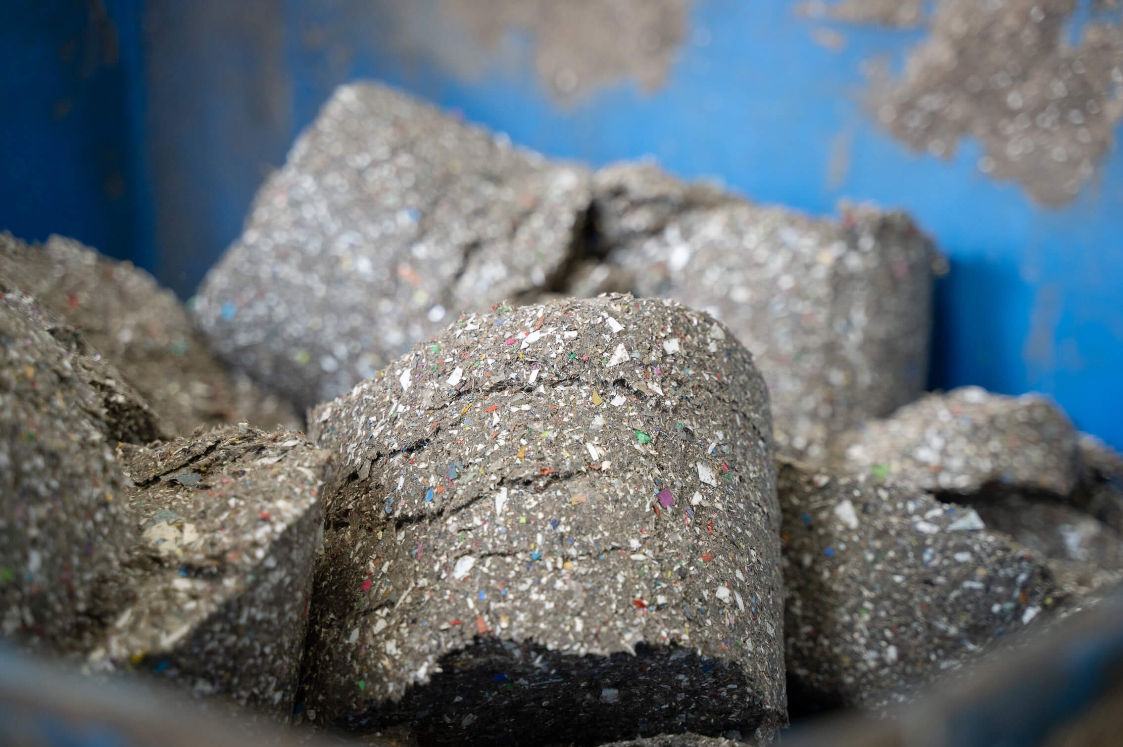 Ein Haufen von Entwässerte und komprimierte graue Klumpen aus Kunststoff Feinanteilen