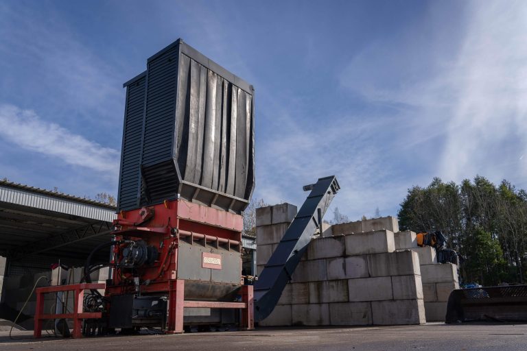 Ein WEIMA PowerLine 2500 Shredder auf dem Remondis Firmengelände in Rostanga