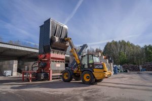 An excavator fills the WEIMA Shredder PowerLine 2500