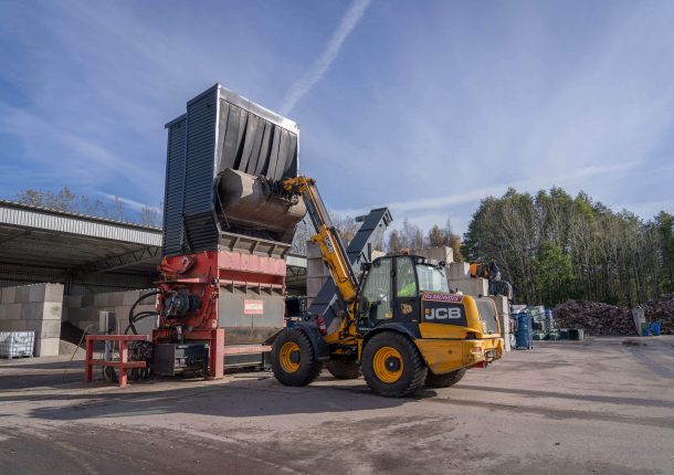 Ein Bagger befüllt den WEIMA Shredder PowerLine 2500